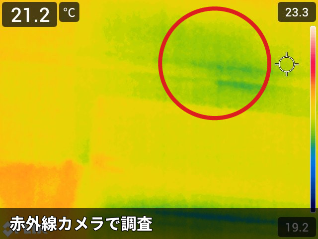 練馬区小竹町で台風時だけ起こる雨漏りを点検、エアコン上の染みと外壁タイル際の隙間を確認