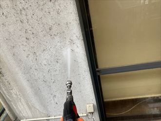 外壁塗装工事にて洗浄の様子
