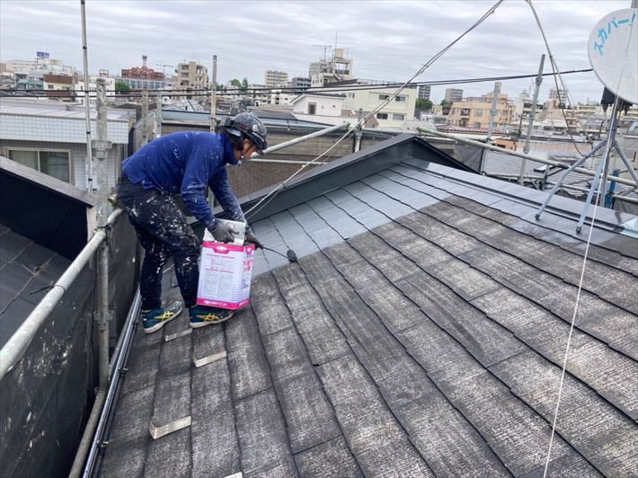 屋根塗装工事にて中塗り