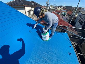 屋根塗装工事にて上塗りの様子