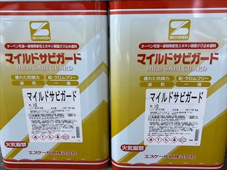 シャッター塗装にてマイルドサビガードで下塗り