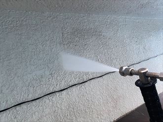 外壁塗装工事にて洗浄の様子