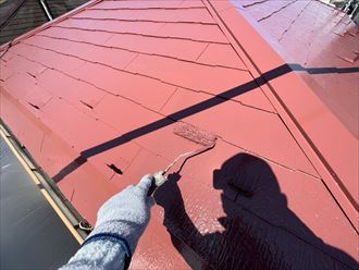 屋根塗装工事にて上塗り