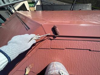 屋根塗装工事にて上塗りの様子