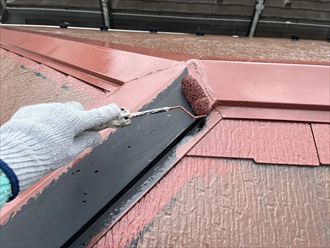 屋根塗装工事にて中塗り
