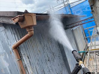 屋根外壁塗工事にて高圧洗浄作業