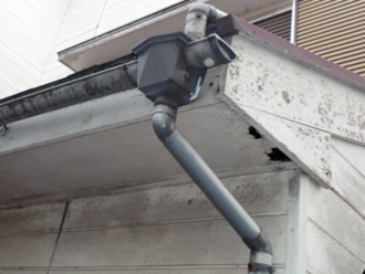 穴が開いている軒天