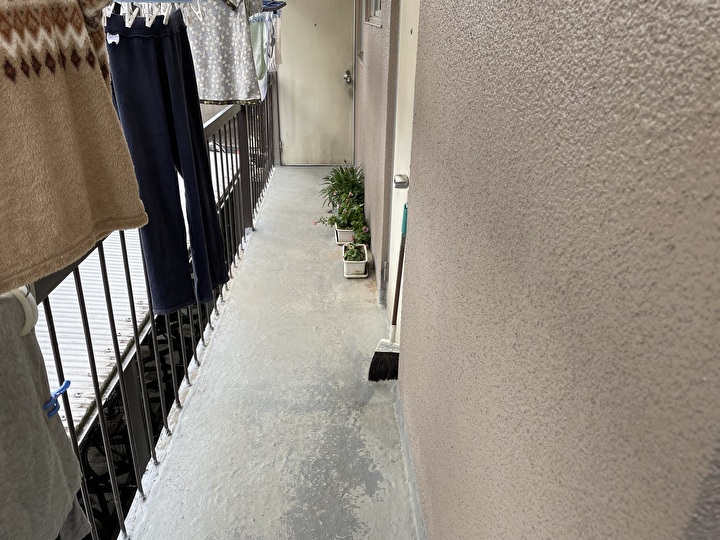 廊下の防水塗装が色あせた住居