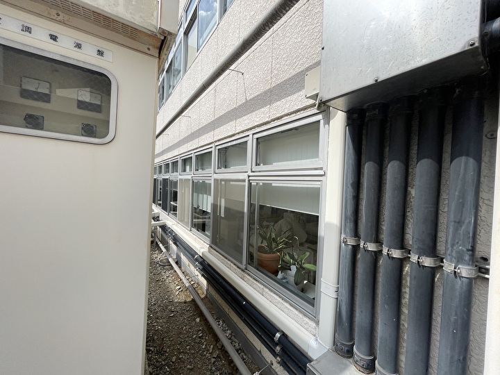 建物南面の1階窓枠付近