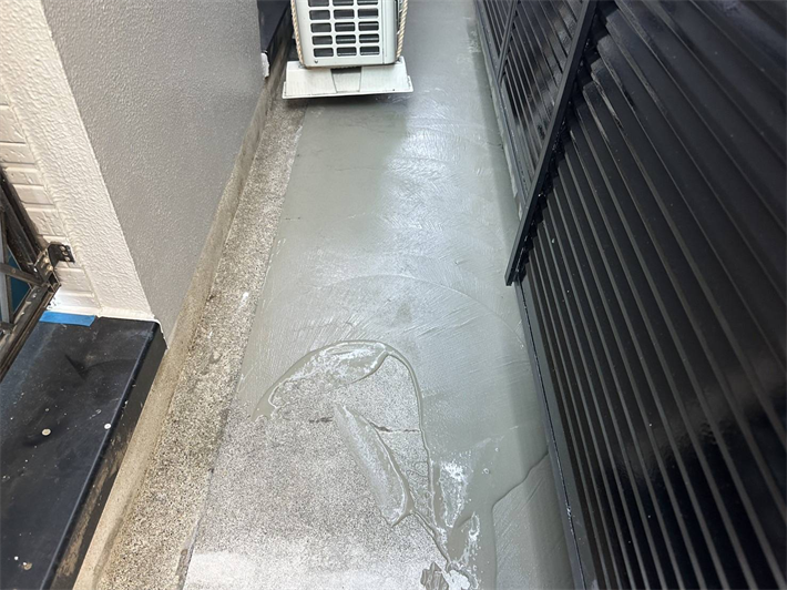ベランダ防水工事にてカチオンプライマーセメントで下地補修