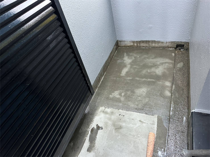 ベランダ防水工事にてプライマーを塗布