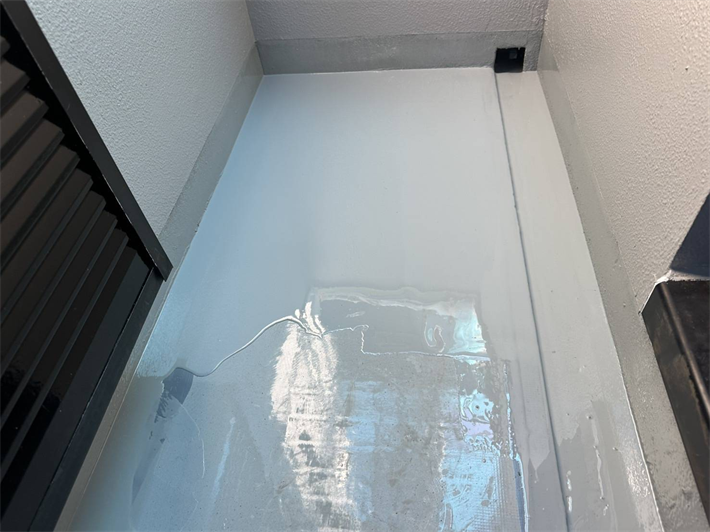ベランダ防水工事にて1層目塗布