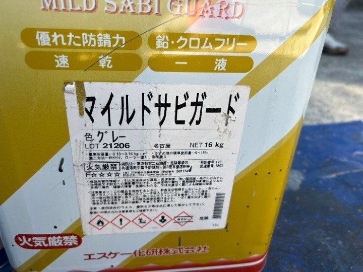 仕上げの塗料にはエスケー化研のクリーンマイルドウレタンを使用