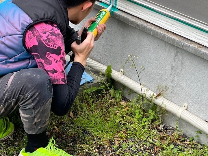 シーリング材を充填作業