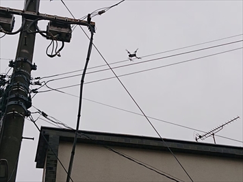 屋根の上にドローンを飛ばします