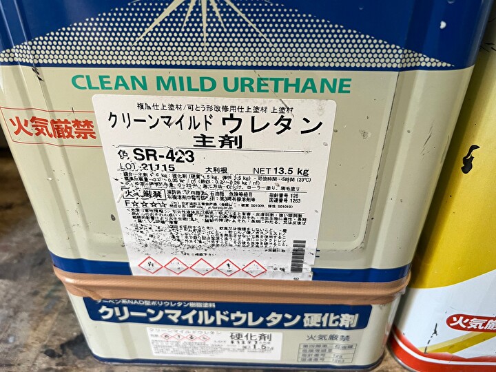 上塗りにエスケー化研のクリーンマイルドウレタンを使用