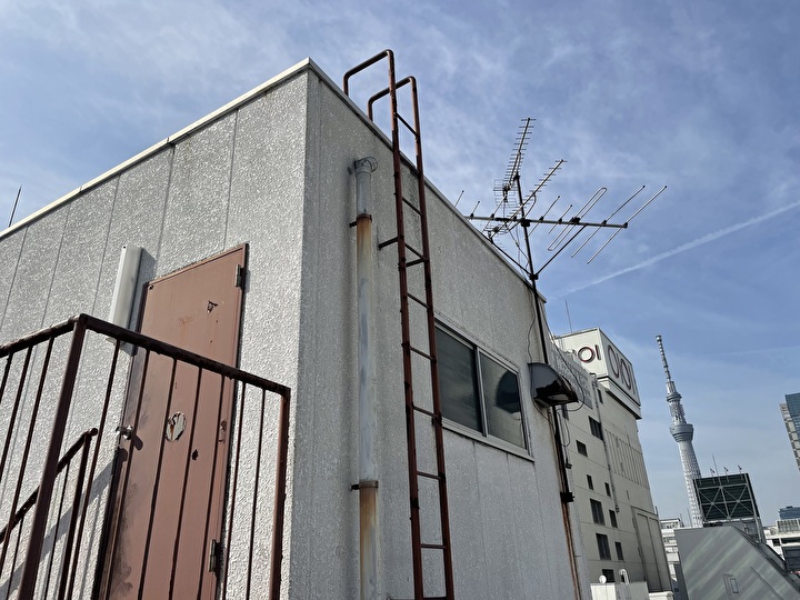 経年劣化による錆が目立つ屋上のタラップ
