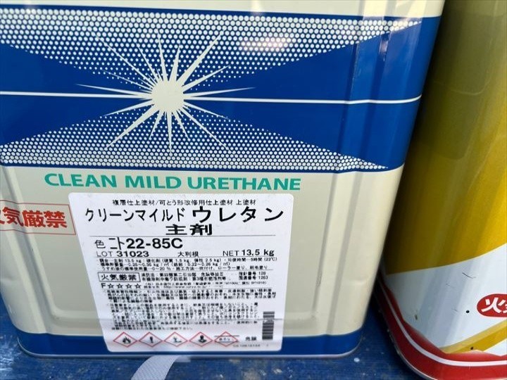 鉄部の中塗り・上塗りにはエスケー化研のクリーンマイルドウレタンを使用