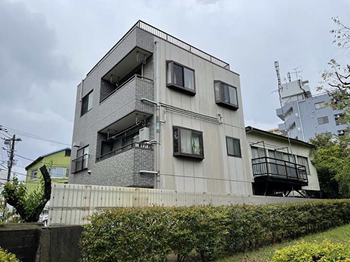 ALC外壁を塗装工事する前の住宅