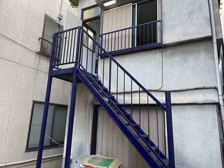 階段部の塗装工事が完了したアパート