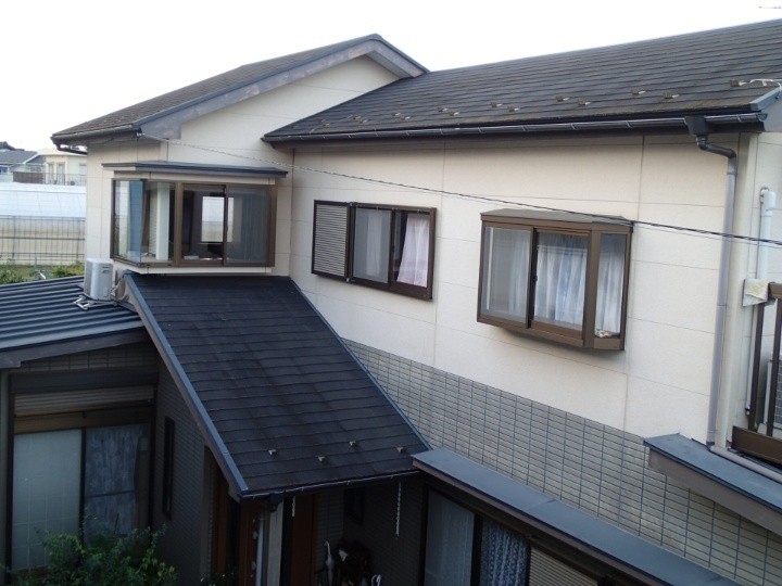 屋根塗装工事前の住宅