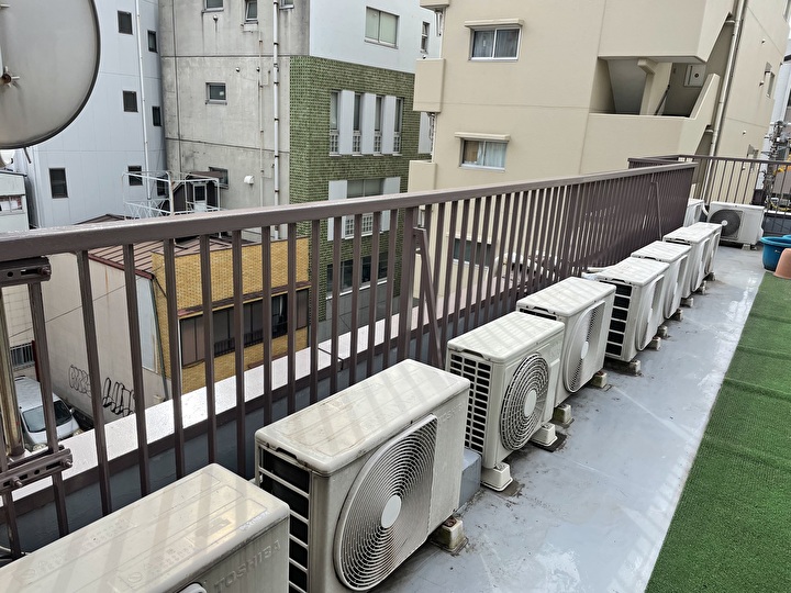 鉄部の手摺の塗装工事後の建物