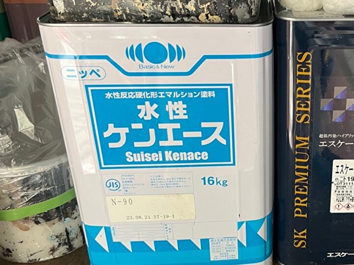 軒天の塗装には日本ペイントの「水性ケンエース」を使用