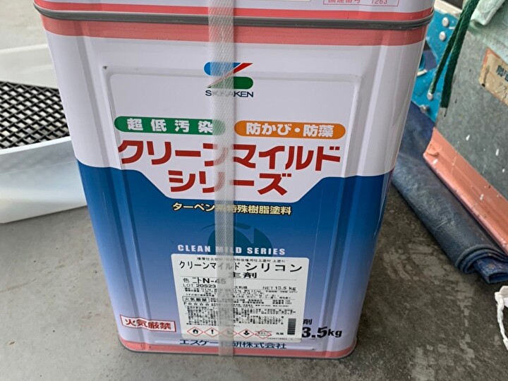 中塗り、上塗りにエスケー化研のクリーンマイルドシリコンを使用