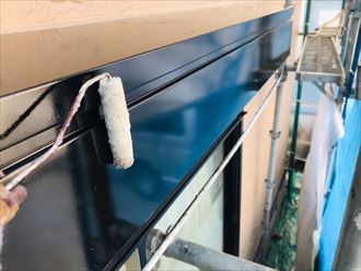 足立区中央本町で塩ビ鋼板を塗装、下塗りはパーフェクトシーラーを使用