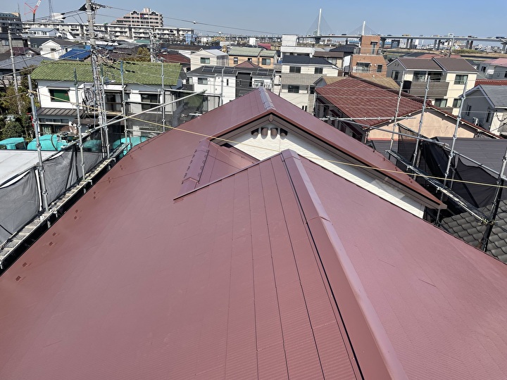 エコクールスマイルFを使用した屋根塗装工事後の住宅