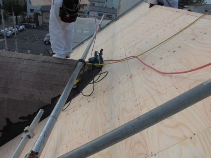 針葉樹構造用合板を既存の野地板の上に重ねて張り付ける作業