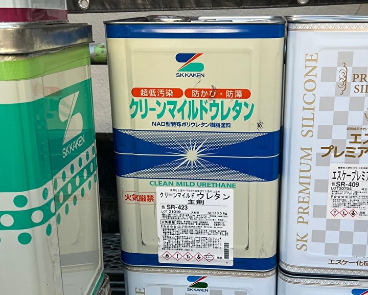 中塗りと上塗りにエスケー化研のクリーンマイルドウレタンを使用
