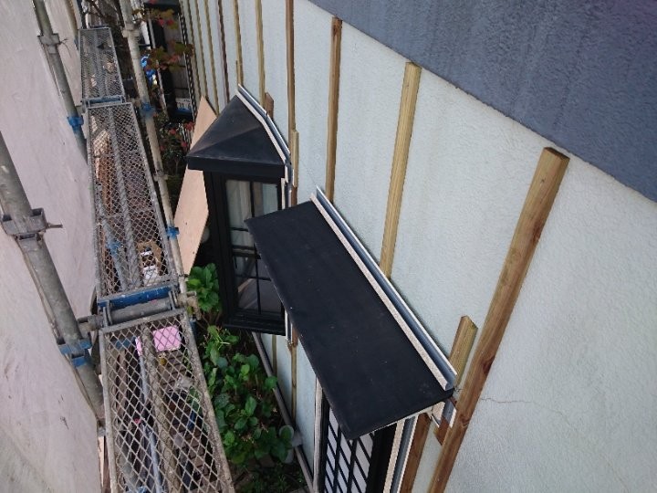 防腐処理を施した杉材の胴縁を打ち付け作業