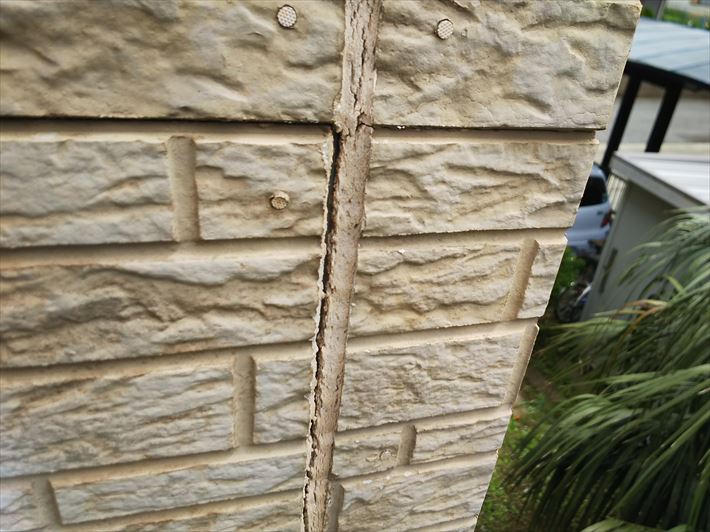 葛飾区東金町にてシーリングが剥離しているサイディング外壁の調査