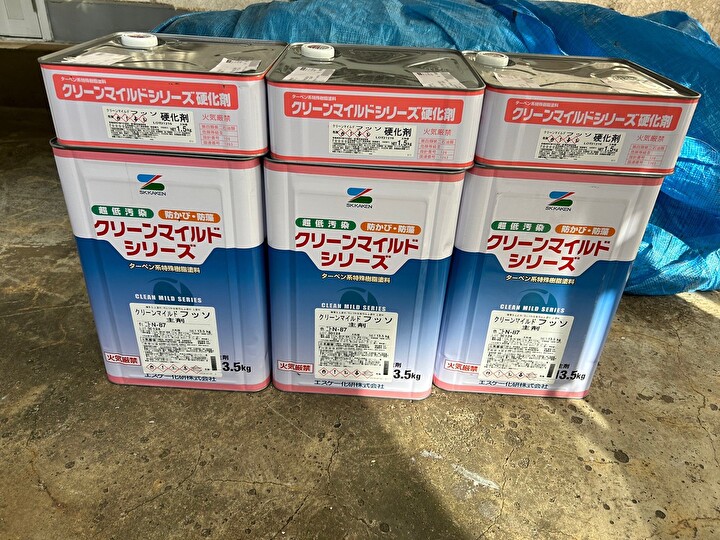 仕上塗料にはエスケー化研のクリーンマイルドフッ素（N-87）を使用