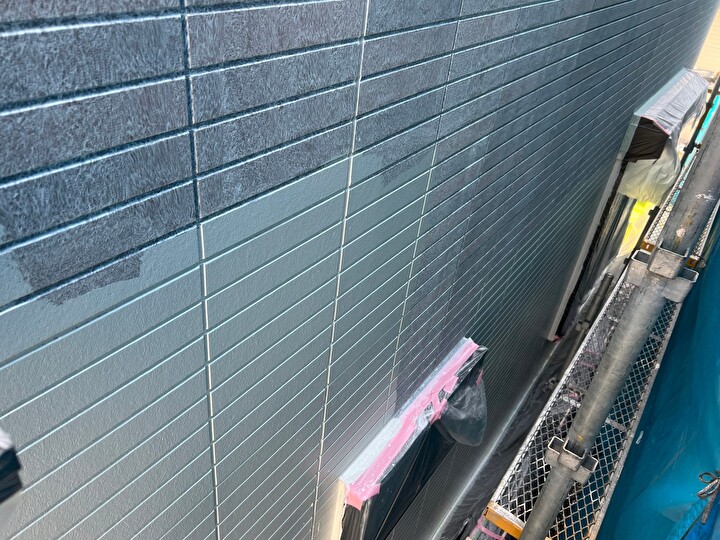 エスケー化研のエスケープレミアムシリコン使用した中塗り作業