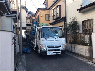 工事の始まり、足場車両到着