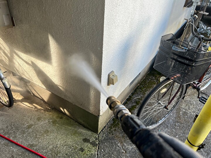 モルタル外壁の高圧洗浄作業