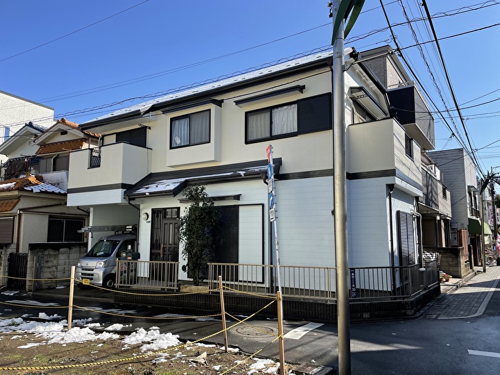 ツートンカラーの外壁塗装工事完工後のお住まい