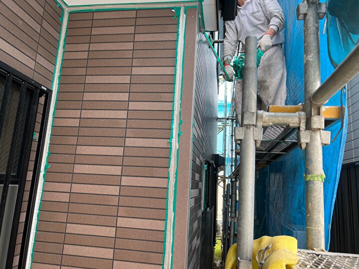 シーリングの充填後に表面の仕上げを行いシーリングの打ち替え作業完了