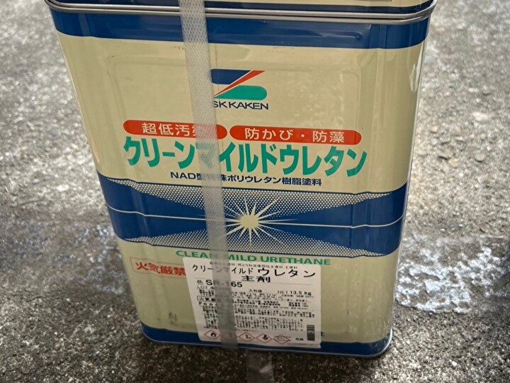中塗りと上塗りにはエスケー化研のクリーンマイルドウレタンを使用
