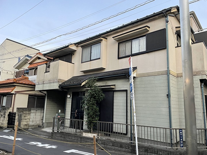 ツートンカラーの外壁塗装工事前の住居