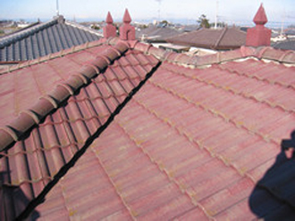 屋根塗装は、建物の外観を美しく保つだけでなく、耐久性や防水性を向上させる重要なメンテナンス作業です。