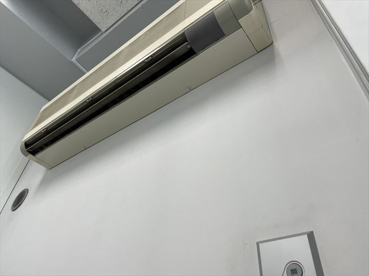 エアコンの上に開口部あり