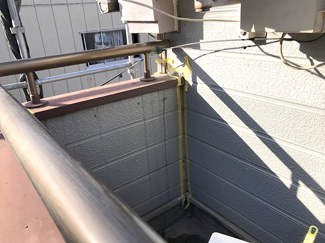 調布市下石原にて既存カバー外壁の剥がし・コーキング充填など外壁塗装前の下準備を行いました