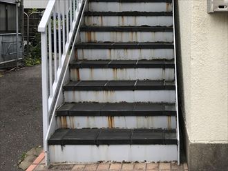 階段の立ち上がり部分に錆が発生