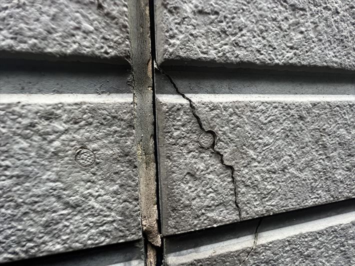 目地のシーリングの劣化、サイディングのひび割れ