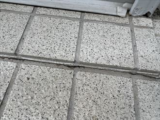 玄関タイル部分ひび割れの様子
