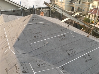 屋根葺き替え工事では、既存の防水紙を撤去して新しい防水紙に張り替えます！