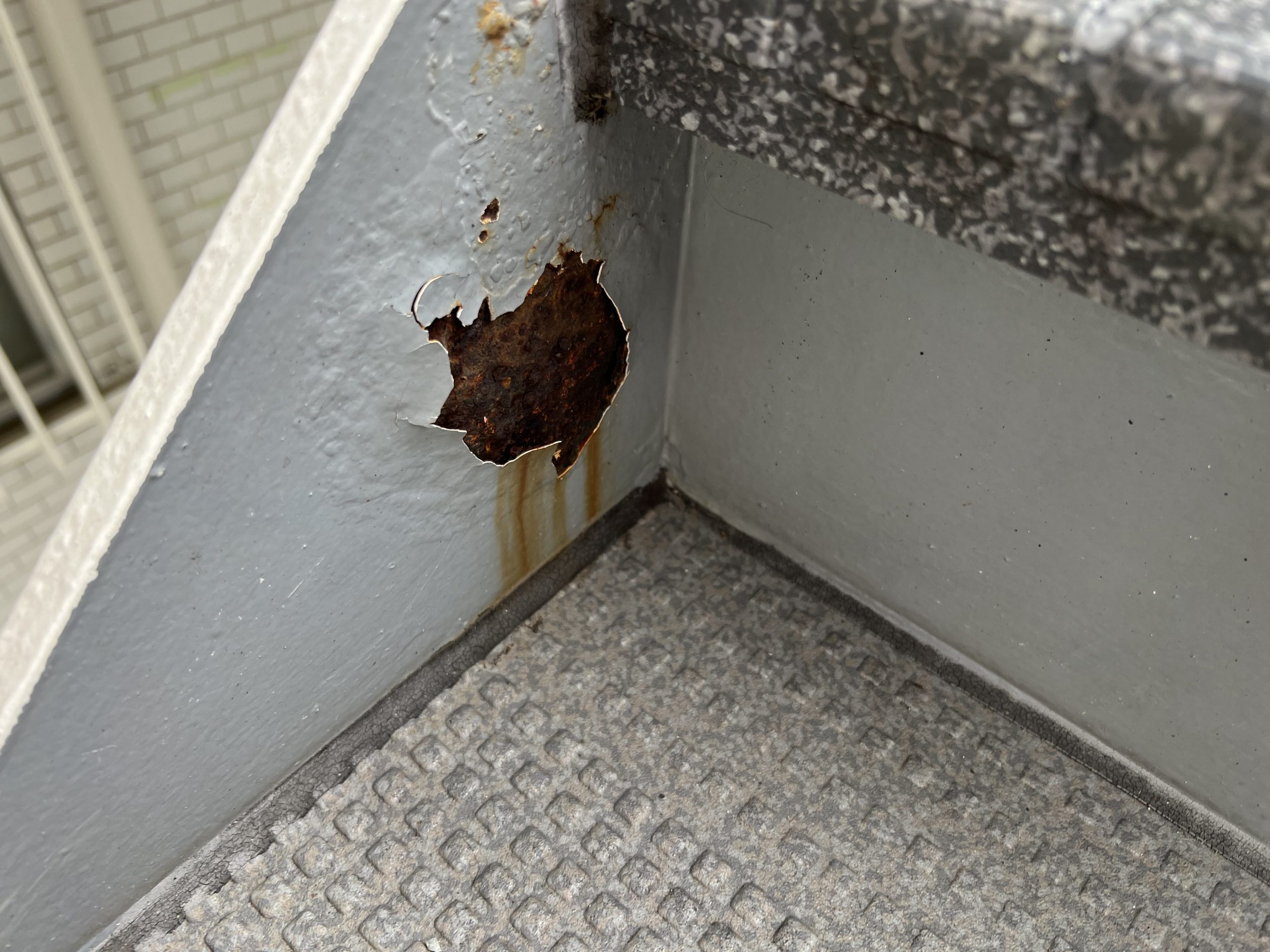 外階段の塗装の剥がれ・錆